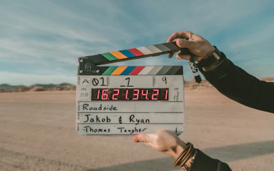 Come Usare i Film per Studiare Inglese: Guida Completa 2025