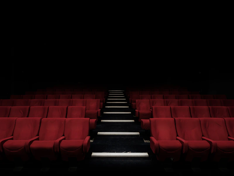 Persona che guarda film per studiare inglese